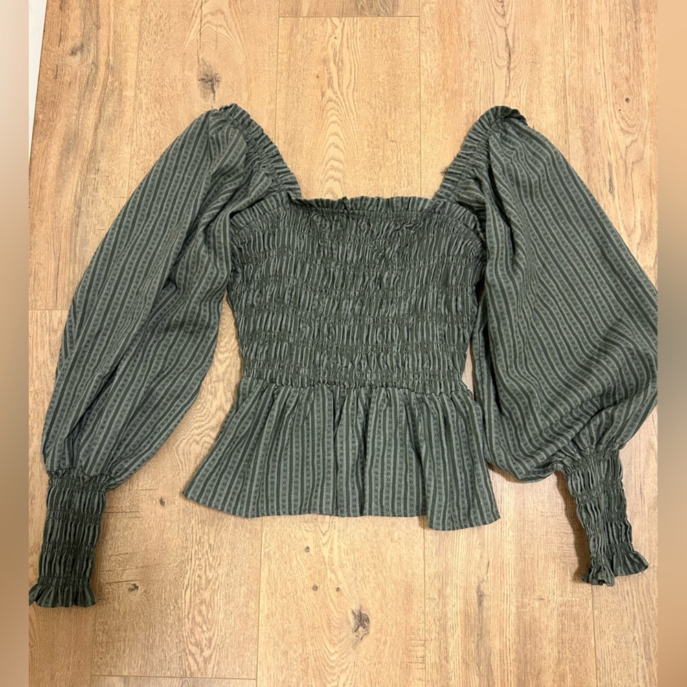 Green stretch and fitted blouse
